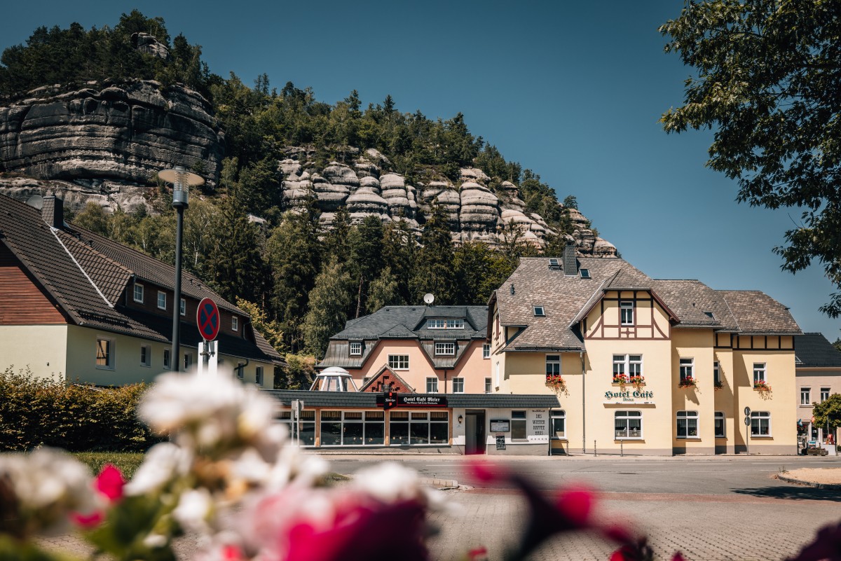 Berg Oybin mit Land-gut-Hotel Café Meier © Philipp Herfort Photography