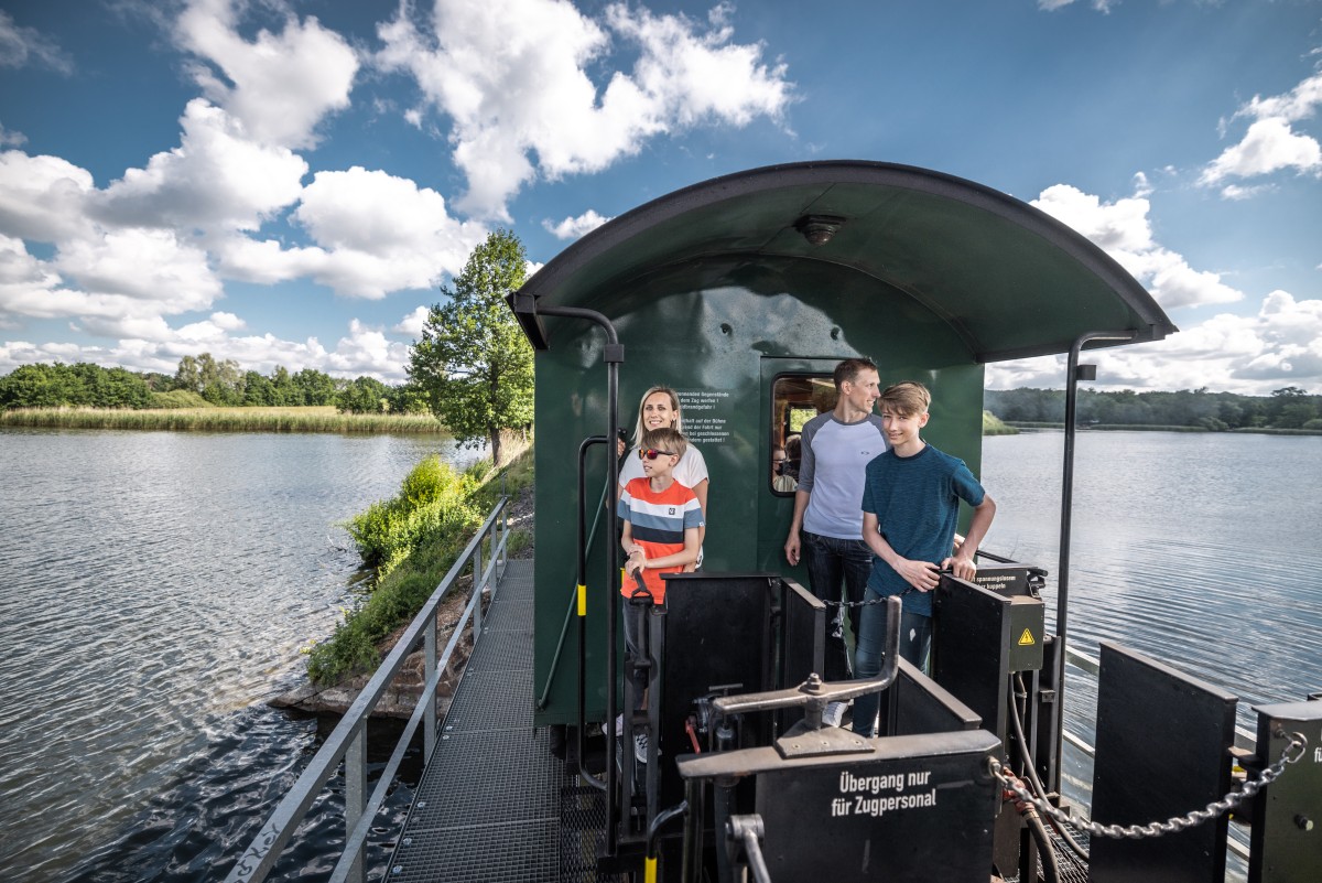Lößnitzgrundbahn - Fahrt auf dem Damm über den Dippelsdorfer Teich © Philipp Herfort Photography