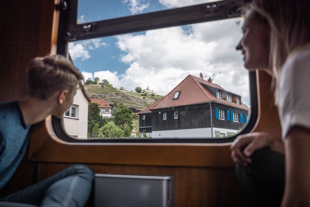 Lößnitzgrundbahn - Vorbeifahrt an den Radebeuler Weinhängen © Philipp Herfort Photography