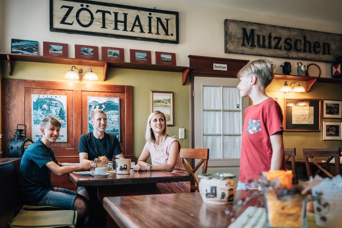 Frühstücksraum Pension Zum Bahnel im Bahnhof Kurort Jonsdorf © Philipp Herfort Photography