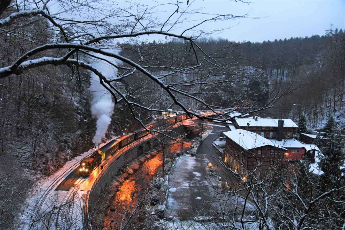 Dampfzug der Weißeritztalbahn zur Adventszeit im verschneiten Bahnhof Rabenau. © Christian Sacher / Dresden