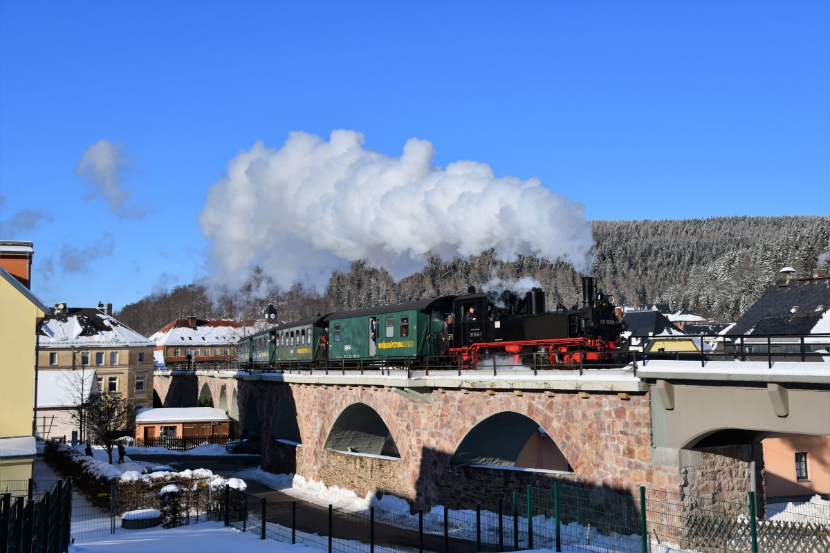 Dampfzug der Weißeritztalbahn auf dem Viadukt in Schmiedeberg im Osterzgebirge.  © Christian Sacher / Dresden