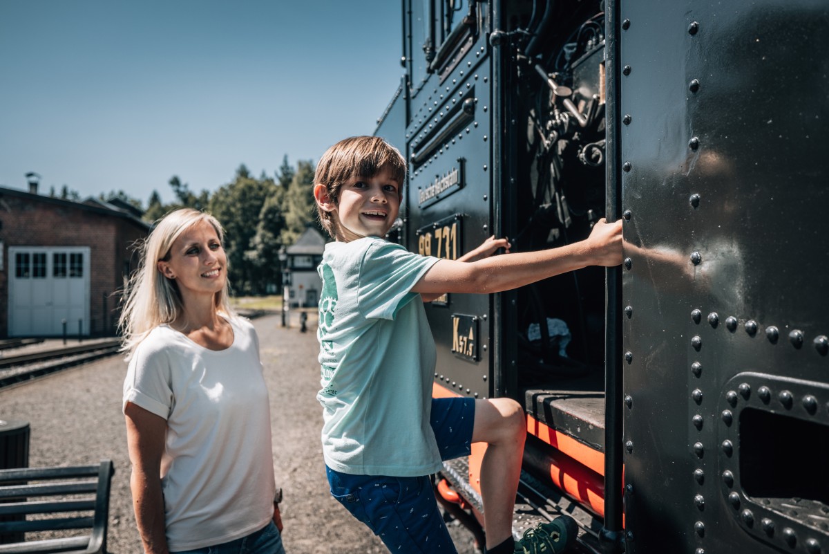 Die Zittauer Schmalspurbahn bietet täglich in der Hauptsaison Führerstandsmitfahrten im Bahnhof Kurort Oybin in der Zugpause zwischen 17:10 und 17:25 Uhr an. © Philipp Herfort Photography