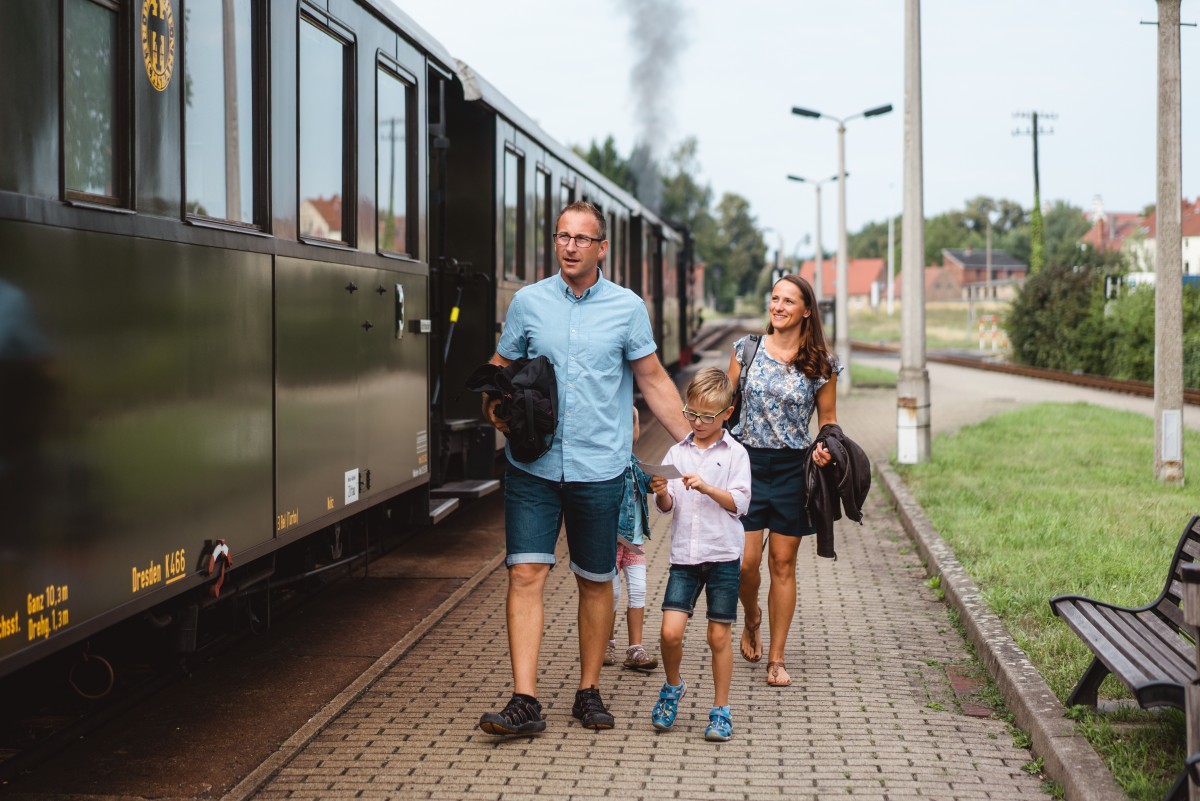 In Familie auf Zeitreise gehen mit dem historischen Reichsbahnzug der Zittauer Schmalspurbahn © Erik Gross