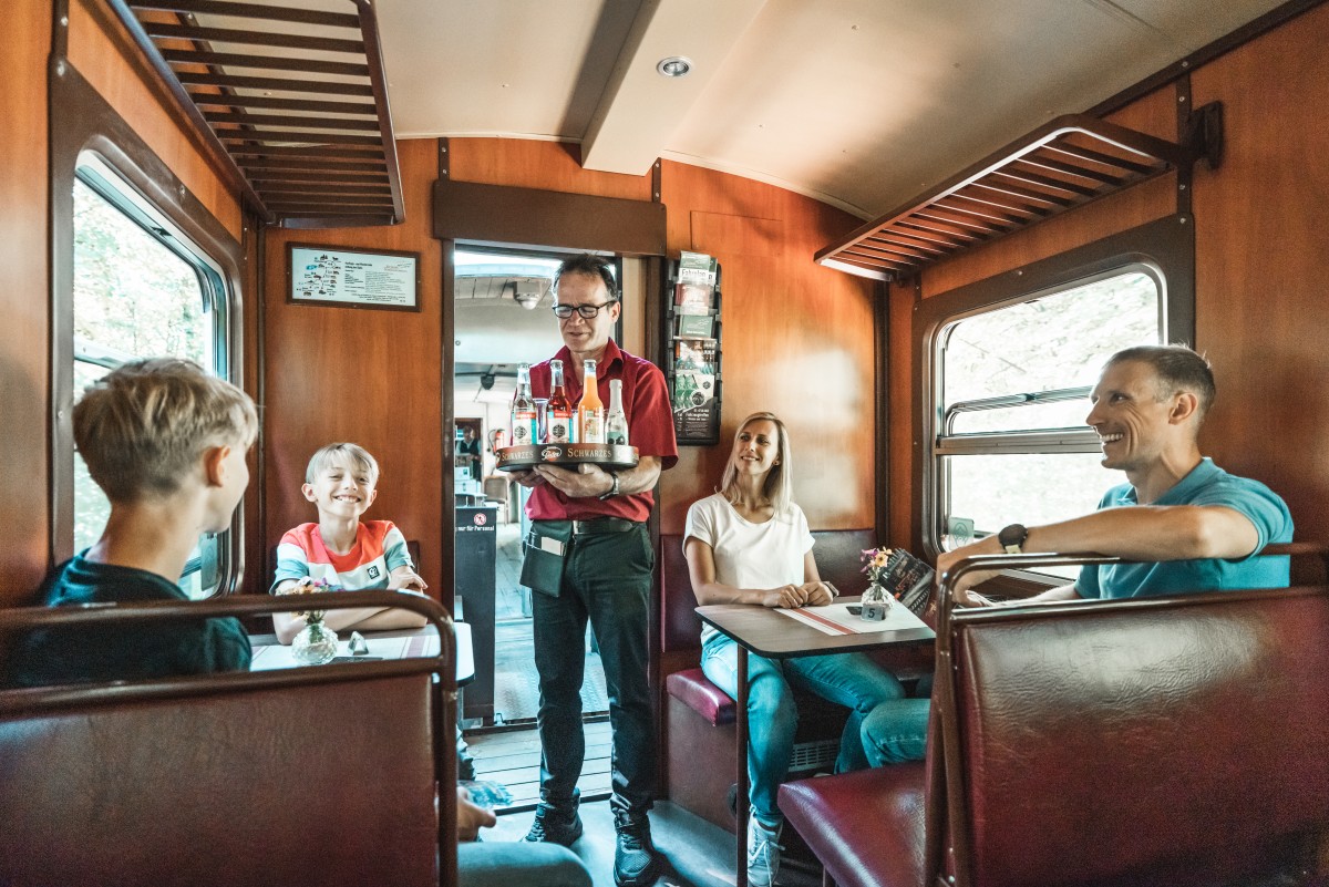 Auf der Zittauer Schmalspurbahn wird die Fahrt zum Genuss, dies gilt besonders bei einer Fahrt im Speisewagen, der täglich zwischen Zittau und Kurort Oybin eingesetzt wird. © Philipp Herfort Photography