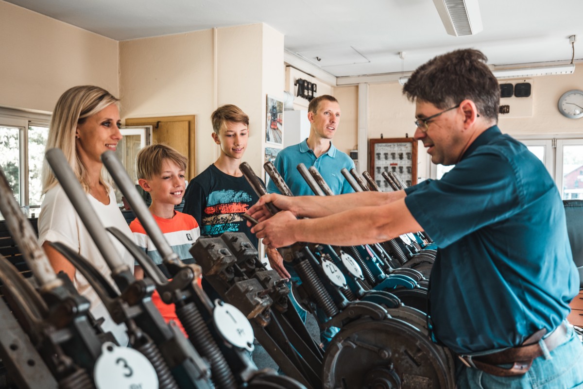 Zweimal im Jahr öffnet der Ausbildungsbahnhof Zittau Süd für Besucher die Türen, zu der die mechanische Stelltechnik mit der Hebelbank vorgeführt wird. Das Stellwerk im Bahnhof Bertsdorf kann auf Anfrage während der Zugpausen ebenfalls besichtigt werden. © Philipp Herfort Photography