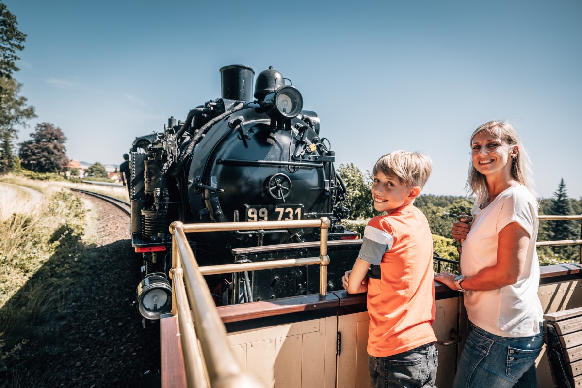 Cabrio-Feeling bietet die Zittauer Schmalspurbahn in den Sommermonaten, wenn die offenen Aussichtswagen in den Dampfzügen eingereiht sind. © Philipp Herfort Photography