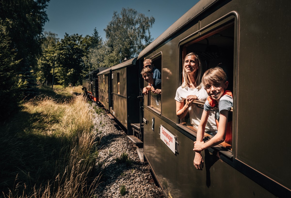 Unterwegs mit dem historischen Reichsbahn-Zug der Zittauer Schmalspurbahn © Philipp Herfort Photography