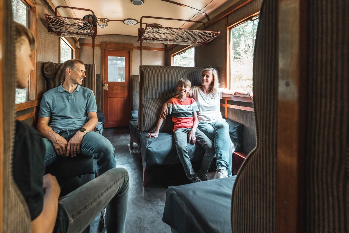 Unterwegs mit dem historischen Reichsbahnzug der Zittauer Schmalspurbahn mit Fahrzeugen aus der Zeit der Goldenen Zwanziger Jahre und um 1930. © Philipp Herfort Photography