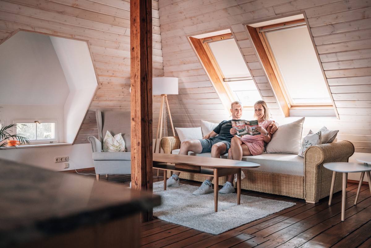 Loftwohnung Pension zum Bahnel im Bahnhof Kurort Jonsdorf an der Zittauer Schmalspurbahn © Philipp Herfort Photography