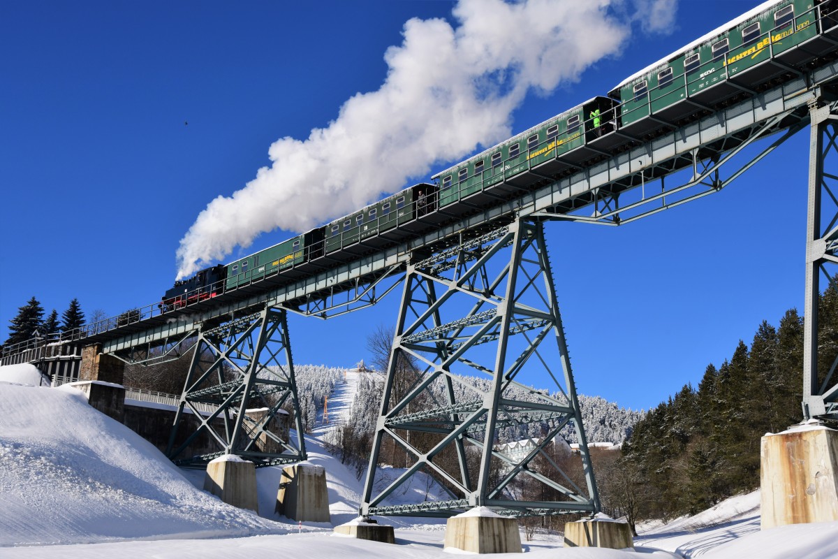 Dampfzug der Fichtelbergbahn in Kurort Oberwiesenthal © Christian Sacher